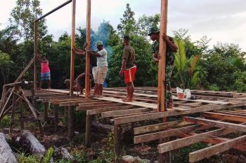 Satgas Yonif 756/WMS bangun rumah warga di Mappi