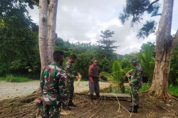 Satgas Yonif 312/KH berbagi ketrampilan mengolah rotan