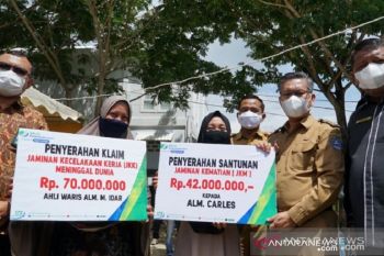 Wali Kota Kendari serahkan klaim BPJAMSOSTEK  sebesar Rp112 juta