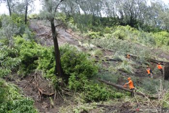 Longsor Tutup Akses ke Kawah Ijen