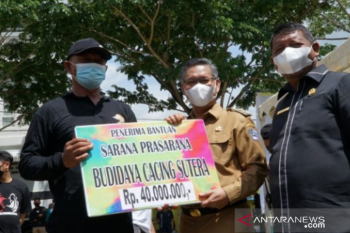 Pemkot Kendari serahkan bantuan sarana-prasarana budidaya perikanan