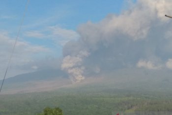 Gunung Semeru kembali meluncurkan awan panas guguran