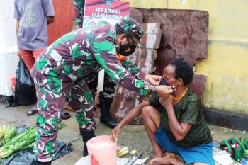 Kodim 1708 Jayapura bagi masker