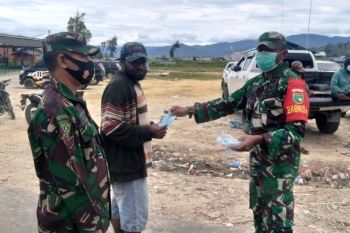 Babinsa Koramil Enarotali bagikan masker gratis