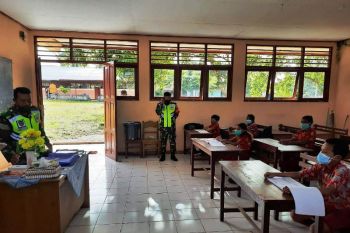 Babinsa Posramil Samofa mengajar siswa SD Inpres Ridge II