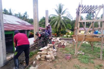 Babinsa Koramil Warbah bantu pembangunan gedung gereja