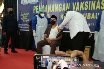 Pejabat Kota Baubau jalani vaksinasi COVID-19 tahap pertama
