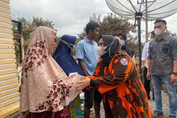 Kasmarni serahkan bantuan kepada korban kebakaran