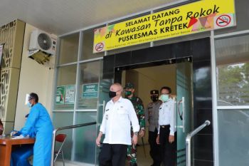 Pemkab Bantul memantau pelaksanaan vaksinasi COVID-19 di puskesmas