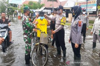 Satgas COVID-19 Pekalongan bagikan masker untuk korban banjir