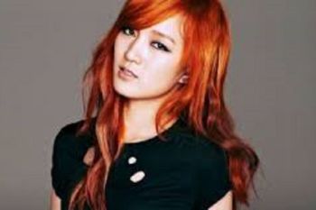 Meng Jia dikritik karena sampul album mirip model Ukraina