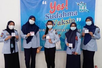 Enam tenaga kesehatan Lapas Kelas I Makassar divaksin COVID-19