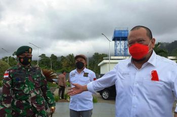 Dansatgas Yonif MR 413 dampingi Ketua DPD RI tinjau PLBN Skouw