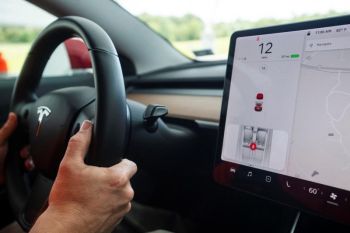 Tesla tarik kembali 134.951 mobil gara-gara kerusakan fitur layar sentuh