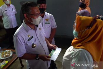 Pemkot Kendari Salurkan Bantuan Untuk 400 Pelaku Usaha Produktif