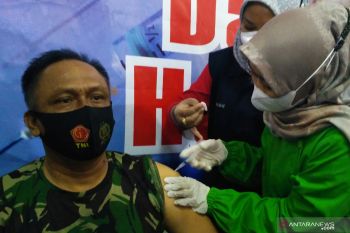 Kapolres AKBP Tedy Purnanto penerima pertama vaksin COVID-19 di Solok Selatan