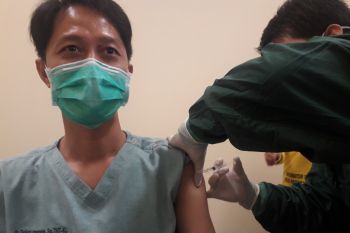 Canangkan vaksinisasi COVID-19, semua tenaga kesehatan dan pekerja lainnya di RSUD Pasaman Barat divaksin (Video)