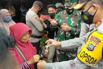 TNI dan Polri sidak prokes di pasar dan membagi masker di Kendari
