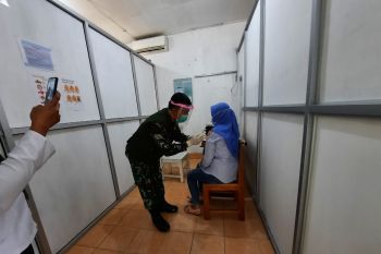 Petugas Unit Tranfusi Darah PMI Gunung Kidul mendapat vaksin COVID-10