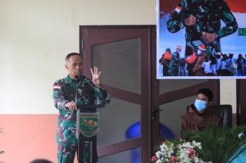Pangdam XVII/Cenderawasih bantu perlengkapan sekolah anak panti asuhan Polomo