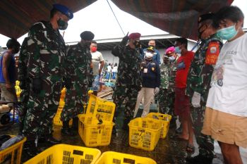 Danlantamal VIII membagikan masker di TPI Tumumpa cegah COVID-19
