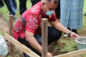 Bupati Lampung Selatan lakukan peletakan batu pertama pembangunan Balai Desa Sabah Balau