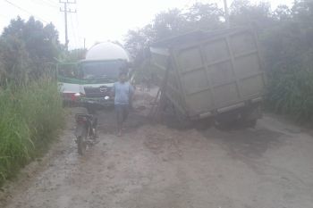 Jalan cor beton di Batukuning rusak parah
