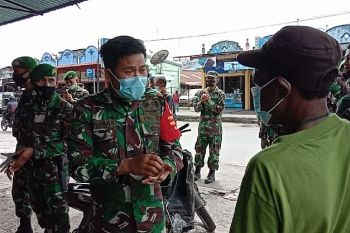 Babinsa Kodim Jayawijaya disiplinkan warga patuhi protokol kesehatan