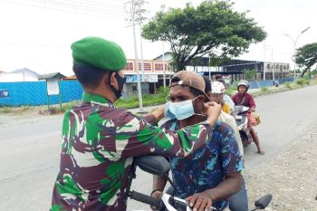 Kodim Mimika bagikan masker gratis ke warga Timika