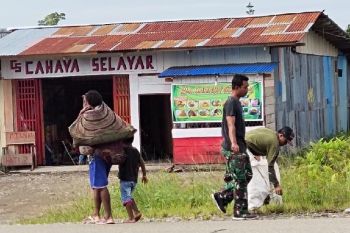 Jumat bersih, personel TNI bersihkan Kenyam, Kabupaten Nduga