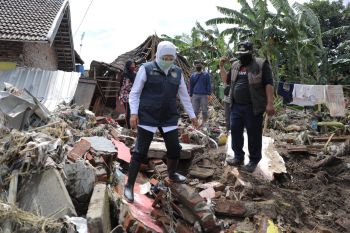Gubernur Khofifah beri santunan korban banjir bandang di Pasuruan
