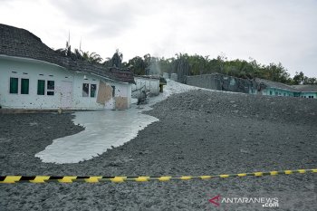 Semburan gas bercampur lumpur dan abu, bangunan Ponpes Al-Ihsan Pekanbaru rusak berat
