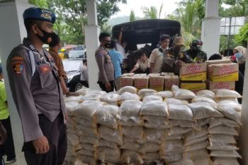 Polda NTB Salurkan Bantuan Untuk Korban Banjir di Lombok Tengah