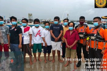 Regu penyelamat mengevakuasi delapan awak KM Sandoro