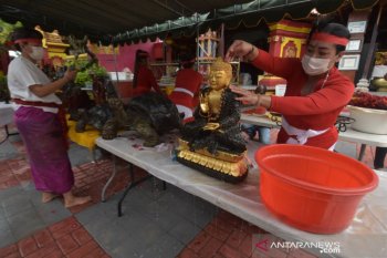 Warga Bali keturunan Tionghoa adakan ritual pembersihan patung dewa