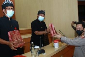 Kapolri beri penghargaan kepada pecalang Bali karena telah berprestasi