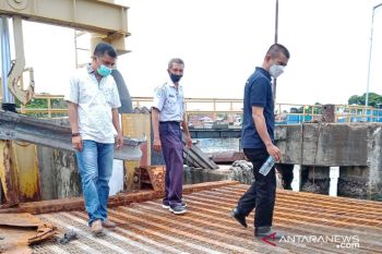 Pengguna jasa khawatirkan kerusakan jembatan penghubung di dermaga feri Baubau