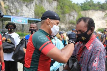 Selepas olahraga bersepeda, Pangdam XVII/Cenderawasih bagikan sembako warga