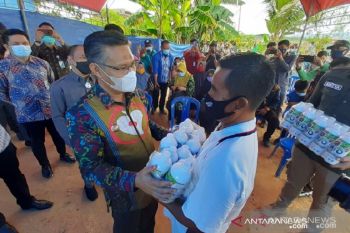 Kendari bagikan pupuk cair 1.200 liter kepada petani