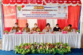Pembangunan dilaksanakan bertahap dan mengacu sejumlah hal, kata Bupati Barsel