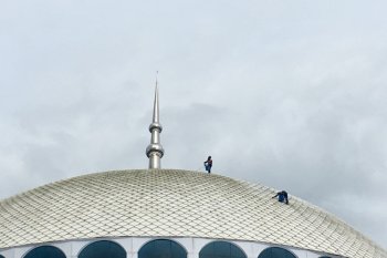 Membersih kubah Masjid Sulthan Mahmud Riayat Syah