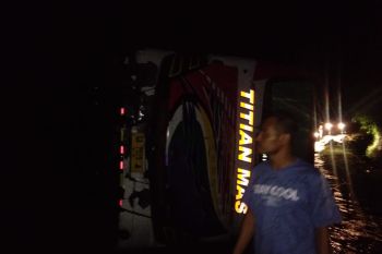Bus Titian Mas jurusan Dompu-Mataram terbalik di Manggelewa, satu meninggal