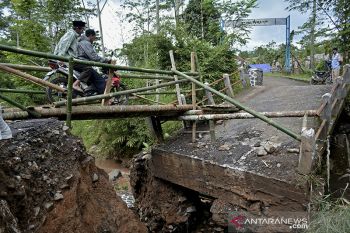 Jembatan pedesaan ambruk