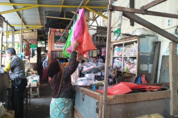 Tes usap massal di pasar tradisional menurunkan retribusi