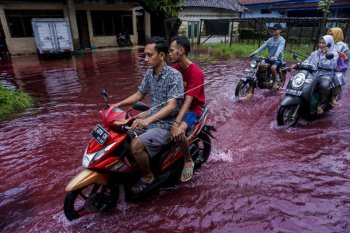 Banjir Berwarna Merah Akibat Limbah
