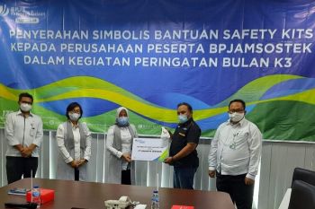 BPJAMSOSTEK Kudus bagikan "corona safety kit" kepada peserta
