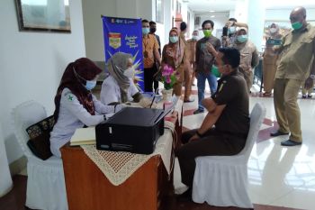 Dinkes Solok lakukan vaksinasi COVID-19 tahap pertama ke tenaga kesehatan