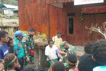 TNI berikan pengobatan kesehatan gratis bagi warga Distrik Jila