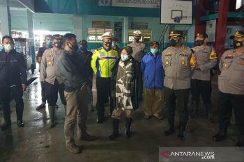 Mensos Risma ke Indramayu tinjau penanganan korban banjir