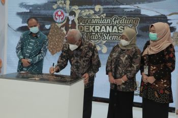 Bupati meresmikan Gedung Dekranasda Kabupaten Sleman